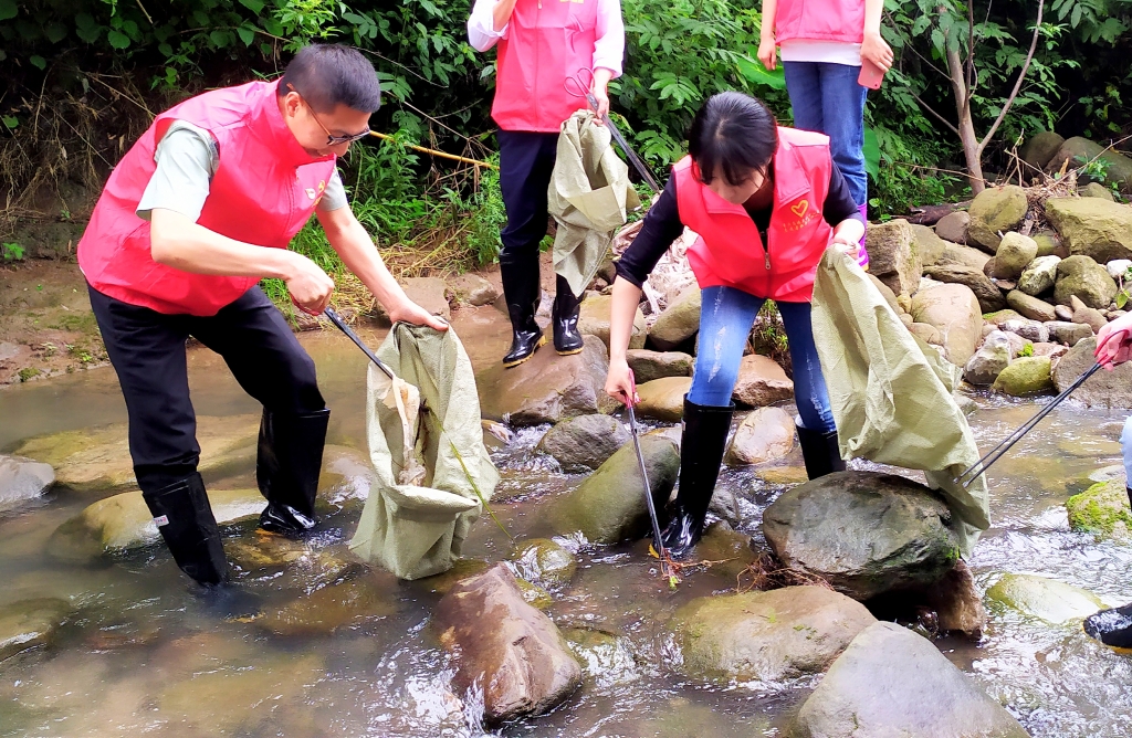 5.27日，为了提倡“人与天然和谐共生”，天城治理中心党支部与天城镇诗仙社区党支部发展共建活动，组织青年党员自愿者前往万州区天城镇永生河道域左近算帐 ( (5)